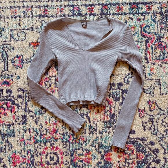 BDG Notched Grey Long Sleeve Stretchy Crop Top 🩶 - Picture 2 of 4
